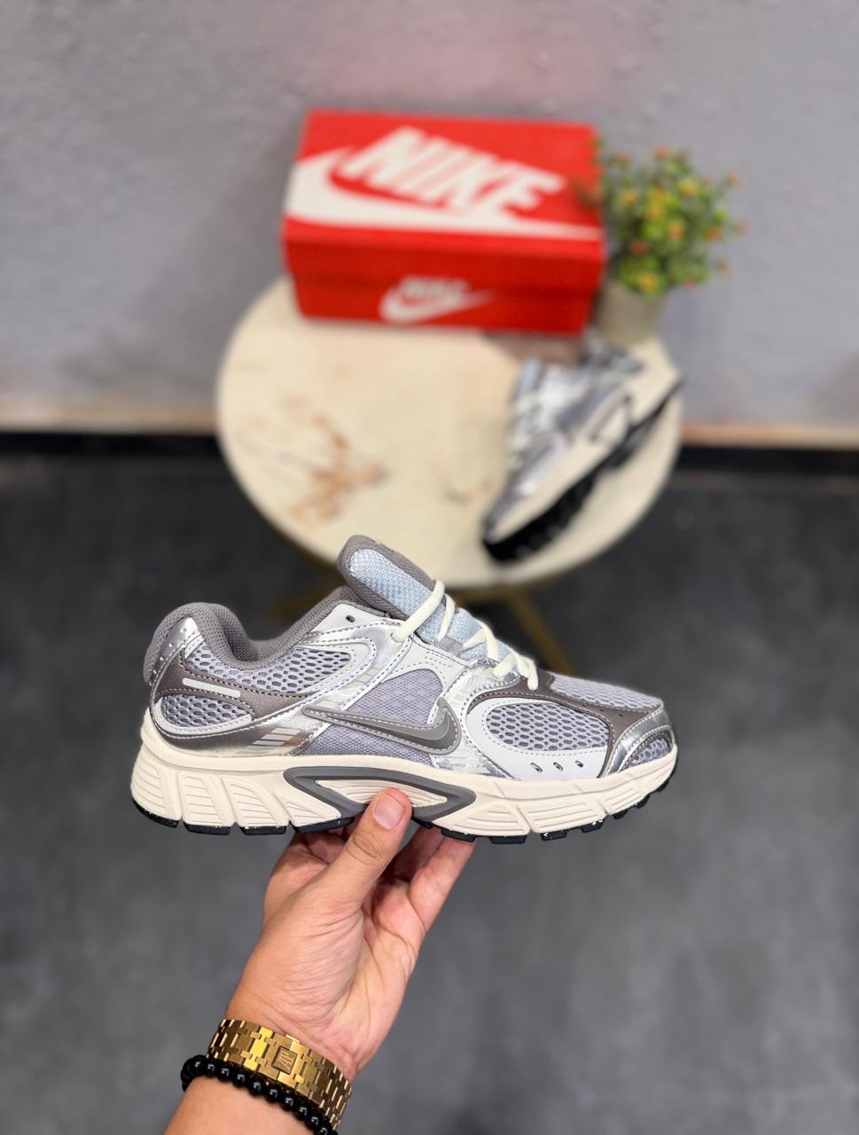 NIKE VOMERO 5 RUNNER GREEN
