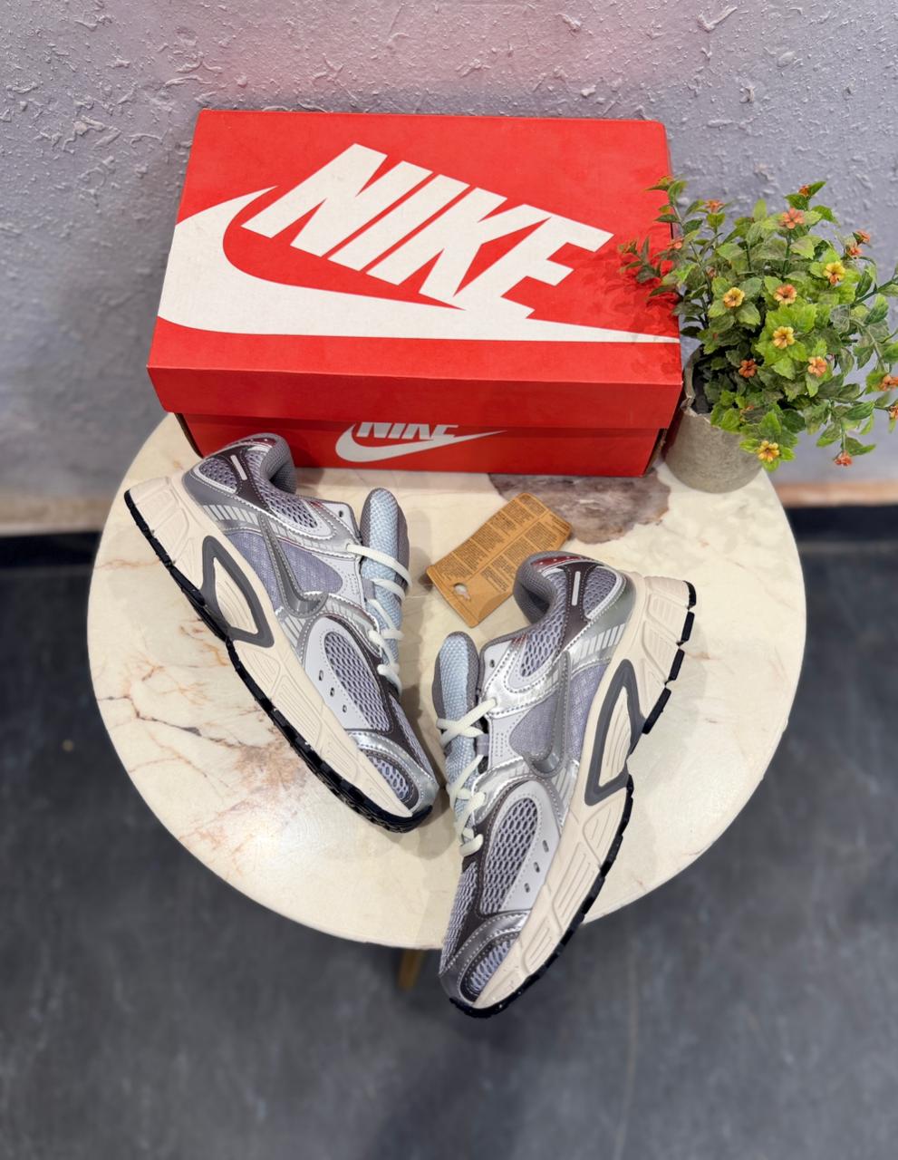 NIKE VOMERO 5 RUNNER GREEN