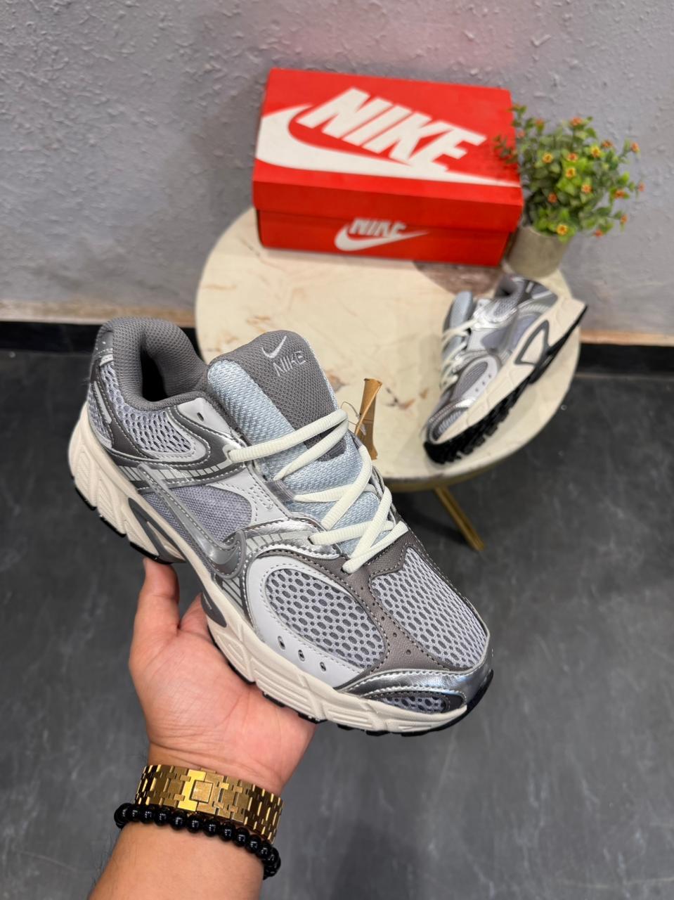 NIKE VOMERO 5 RUNNER GREEN