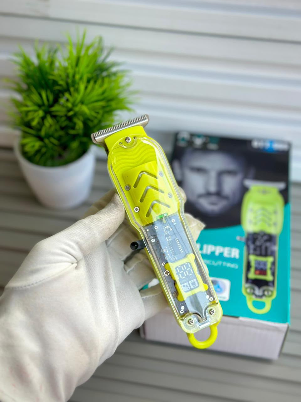 TRANSPARENT TRIMMER